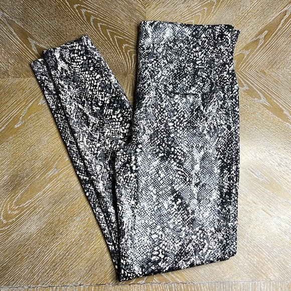 SPANX Faux Leather Snakeskin Print Leggings XL - Picture 2 of 9